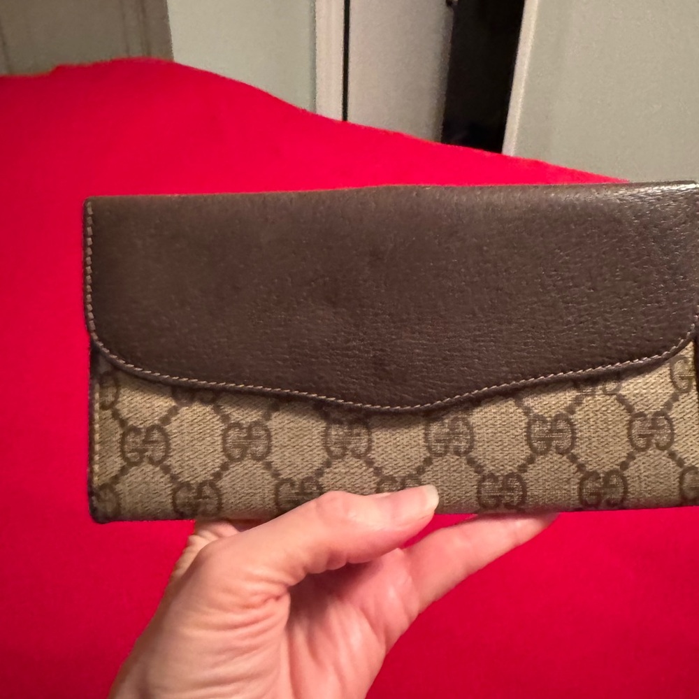 Gucci Accessory Collection. Great condition for this unique, vintage wallet. - Picture 2 of 8